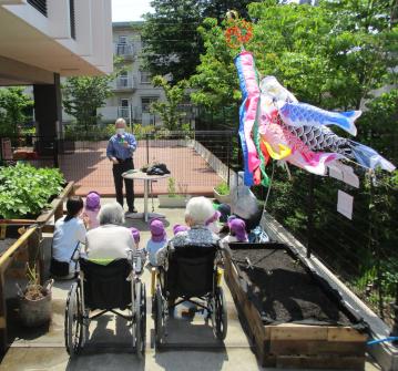 隣接する保育園児と一緒にマジックショー
